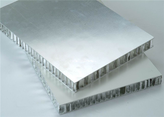 Chine Panneaux en aluminium de nid d&#039;abeilles pour la toiture en métal avec PVDF/PE enduisant Max. Width 2300mm usine